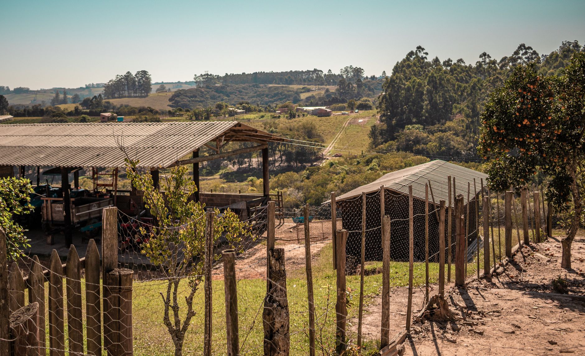 Vedação de madeira e campo aberto à volta da fazenda